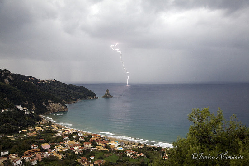 L0122 Lightning Strikes the Bay