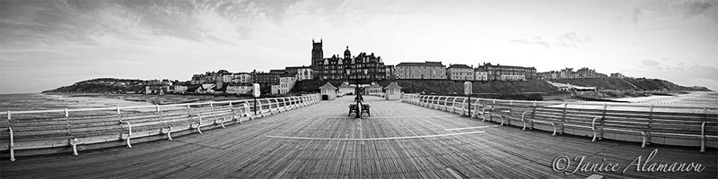 L879116panbw Cromer from the Pier