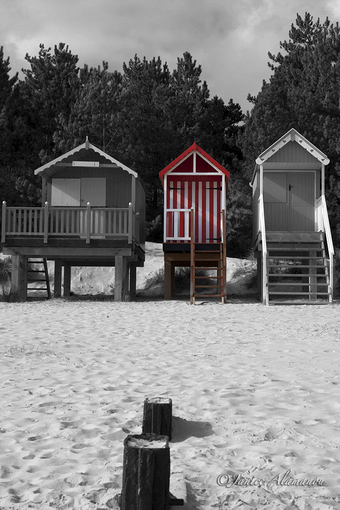 LBc640514 Red Stripe Beach Hut