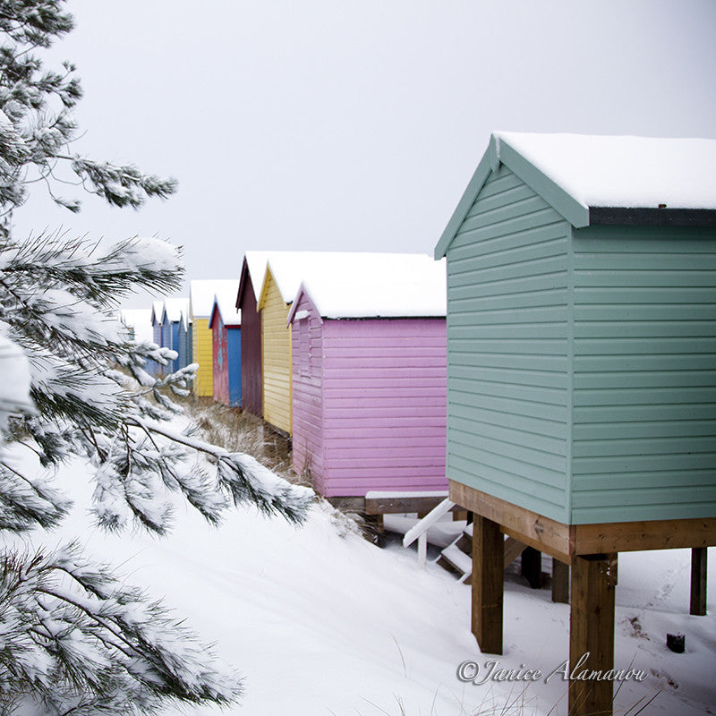 LSn774412 Pastel Huts in the Snow